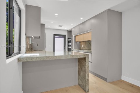 Villa ou maison à vendre à Miami, Floride: 5 chambres, 281.12 m2 № 2365878 - photo 11