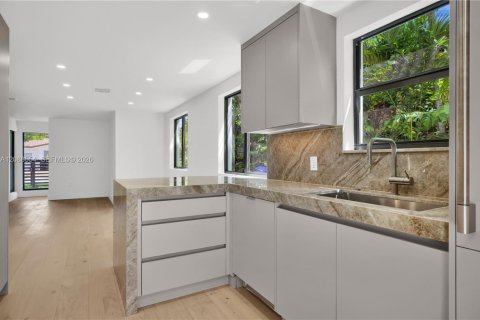 Villa ou maison à vendre à Miami, Floride: 5 chambres, 281.12 m2 № 2365878 - photo 13