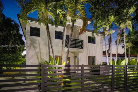 Villa ou maison à vendre à Miami, Floride: 5 chambres, 281.12 m2 № 2365878 - photo 2