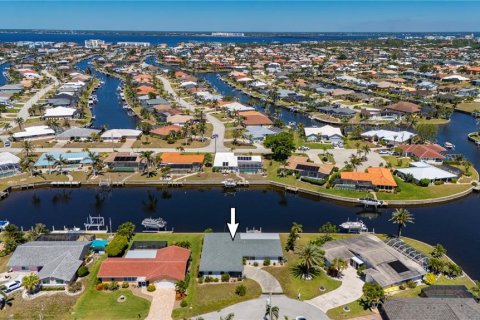 House in Punta Gorda, Florida 3 bedrooms, 175.03 sq.m. № 1587239 - photo 2