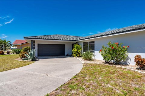 House in Punta Gorda, Florida 3 bedrooms, 175.03 sq.m. № 1587239 - photo 5