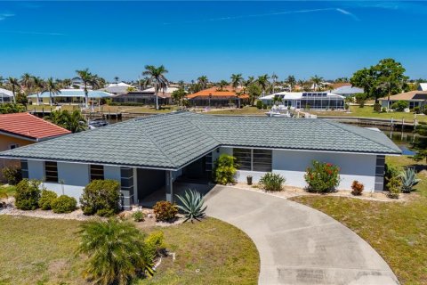 House in Punta Gorda, Florida 3 bedrooms, 175.03 sq.m. № 1587239 - photo 1