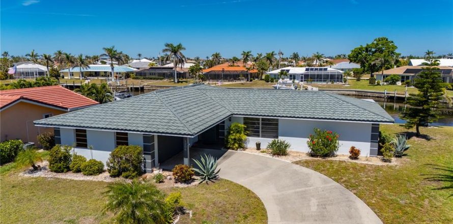 House in Punta Gorda, Florida 3 bedrooms, 175.03 sq.m. № 1587239