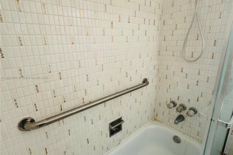 Condo in Margate, Florida, 1 bedroom  № 1960239 - photo 16