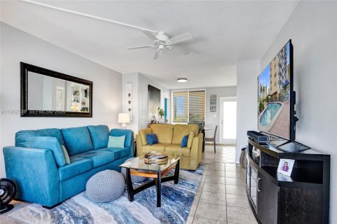 Condominio en venta en Pompano Beach, Florida, 1 dormitorio, 78.97 m2 № 2008689 - foto 11