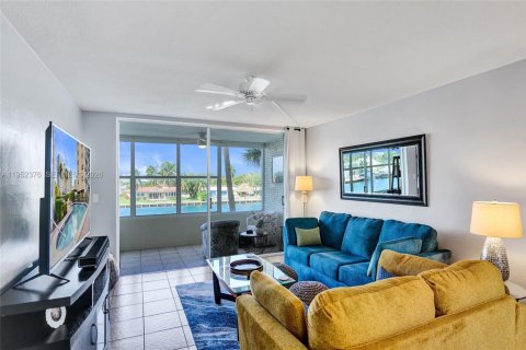 Condominio en venta en Pompano Beach, Florida, 1 dormitorio, 78.97 m2 № 2008689 - foto 10