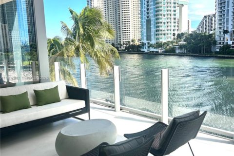 Condominio en alquiler en Miami, Florida, 1 dormitorio, 115.94 m2 № 2011745 - foto 2