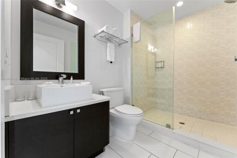 Condo in Doral, Florida, 3 bedrooms  № 1959595 - photo 17
