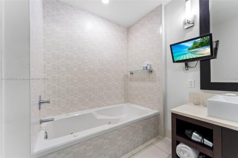 Condo in Doral, Florida, 3 bedrooms  № 1959595 - photo 13