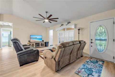 House in New Smyrna Beach, Florida 3 bedrooms, 153.85 sq.m. № 2393802 - photo 4