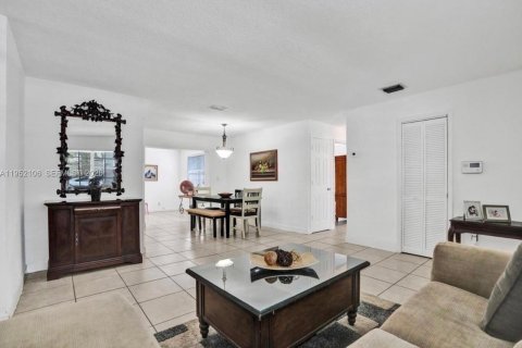 Купить виллу или дом в Майами, Флорида 5 спален, 129.88м2, № 2006718 - фото 11