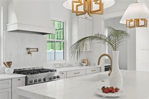 House in Saint Petersburg, Florida 5 bedrooms, 302.49 sq.m. № 1875829 - photo 4