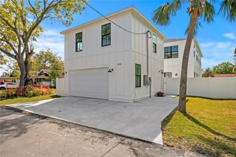 House in Saint Petersburg, Florida 5 bedrooms, 302.49 sq.m. № 1875829 - photo 21