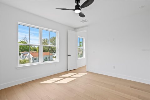 House in Saint Petersburg, Florida 5 bedrooms, 302.49 sq.m. № 1875829 - photo 14