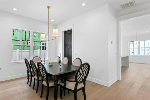 House in Saint Petersburg, Florida 5 bedrooms, 302.49 sq.m. № 1875829 - photo 7
