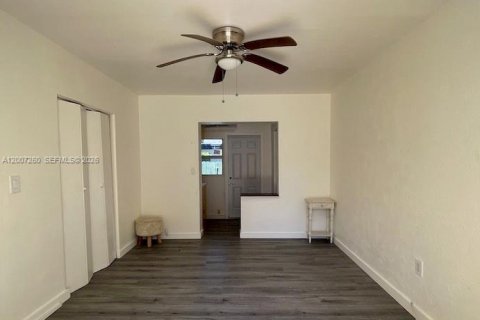 Commercial property in Fort Lauderdale, Florida 177.63 sq.m. № 2090170 - photo 21