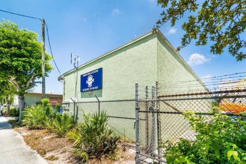 Commercial property in West Palm Beach, Florida № 991979 - photo 1