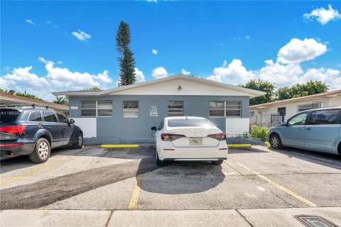 Villa ou maison à louer à North Miami Beach, Floride: 1 chambre, 268.3 m2 № 1932466 - photo 11