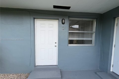 Villa ou maison à louer à North Miami Beach, Floride: 1 chambre, 268.3 m2 № 1932466 - photo 2