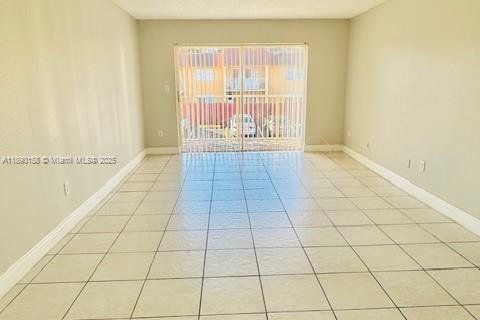 Condominio en alquiler en Miami, Florida, 1 dormitorio, 70.14 m2 № 1939301 - foto 2