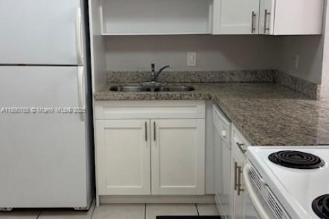 Condominio en alquiler en Miami, Florida, 1 dormitorio, 70.14 m2 № 1939301 - foto 3