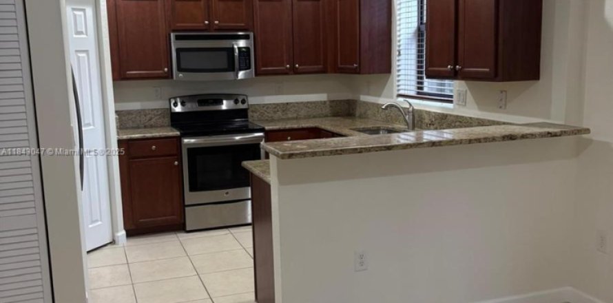 Townhouse in Miami, Florida 4 bedrooms, 158.86 sq.m. № 1836117