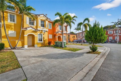 Купить таунхаус в Хомстед, Флорида 3 спальни, 128.02м2, № 2028979 - фото 2