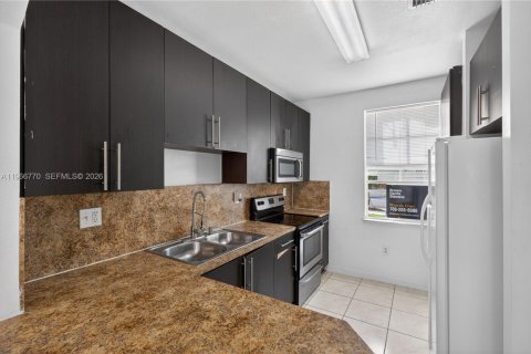 Купить таунхаус в Хомстед, Флорида 3 спальни, 128.02м2, № 2028979 - фото 4