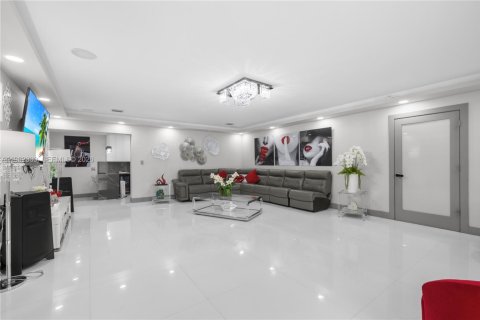 Casa en venta en Homestead, Florida, 7 dormitorios, 315.87 m2 № 2028509 - foto 12