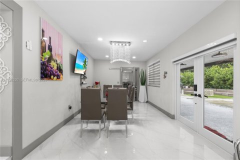 Casa en venta en Homestead, Florida, 7 dormitorios, 315.87 m2 № 2028509 - foto 9