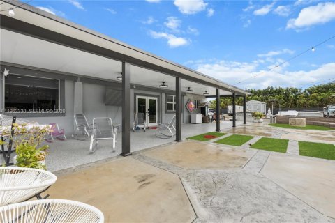 Casa en venta en Homestead, Florida, 7 dormitorios, 315.87 m2 № 2028509 - foto 3