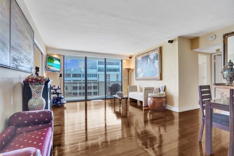 Condo in Miami Beach, Florida, 2 bedrooms  № 1726010 - photo 1