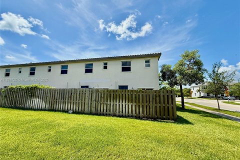 Touwnhouse à louer à Homestead, Floride: 3 chambres, 123.37 m2 № 1825477 - photo 5