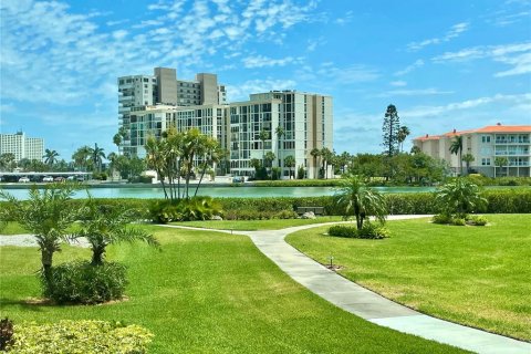 Condo in South Pasadena, Florida, 2 bedrooms № 2151815 - photo 8