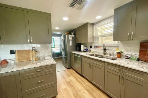 Condo in South Pasadena, Florida, 2 bedrooms № 2151815 - photo 13