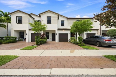 Adosado en Pembroke Pines, Florida 4 dormitorios, 147.44 m2 № 2361985