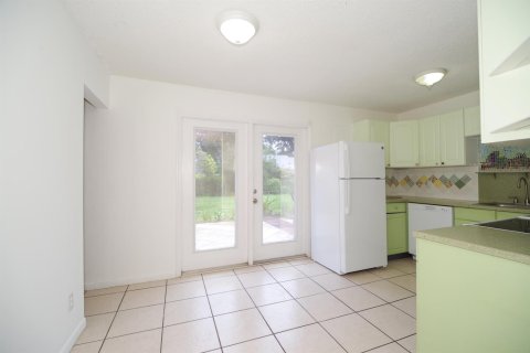 Villa ou maison à louer à Vero Beach, Floride: 2 chambres, 101.45 m2 № 2248532 - photo 6