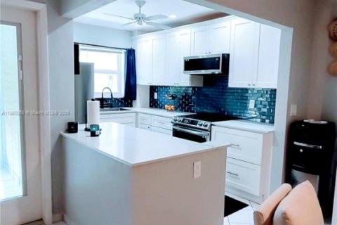 Condominio en venta en Hallandale Beach, Florida, 2 dormitorios, 111.48 m2 № 1889315 - foto 22