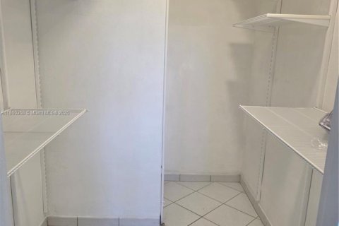 Condominio en venta en Hallandale Beach, Florida, 2 dormitorios, 111.48 m2 № 1889315 - foto 17
