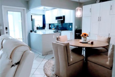 Condominio en venta en Hallandale Beach, Florida, 2 dormitorios, 111.48 m2 № 1889315 - foto 10