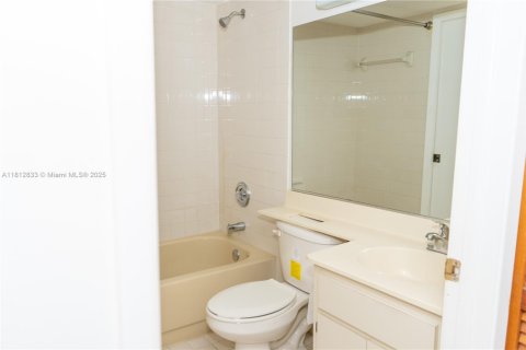 Condominio en alquiler en Miami, Florida, 2 dormitorios, 111.48 m2 № 1874291 - foto 16