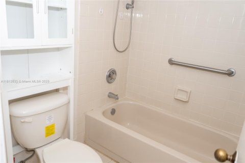 Condominio en alquiler en Miami, Florida, 2 dormitorios, 111.48 m2 № 1874291 - foto 11