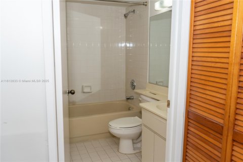 Condominio en alquiler en Miami, Florida, 2 dormitorios, 111.48 m2 № 1874291 - foto 17