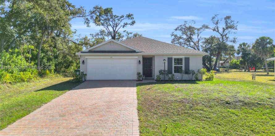 House in Port Charlotte, Florida 4 bedrooms № 2044226