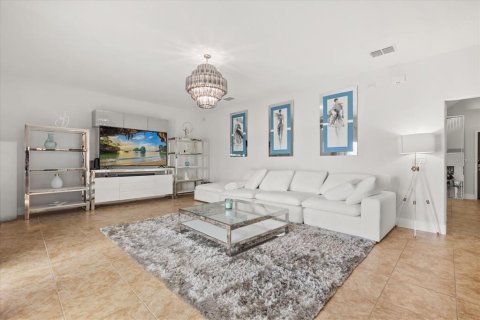House in Orlando, Florida 5 bedrooms, 344.67 sq.m. № 1893663 - photo 5