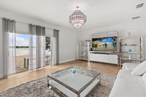 House in Orlando, Florida 5 bedrooms, 344.67 sq.m. № 1893663 - photo 4