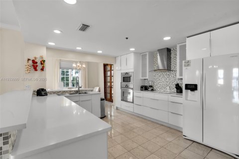 Condo in Miami Beach, Florida, 3 bedrooms  № 2053946 - photo 12