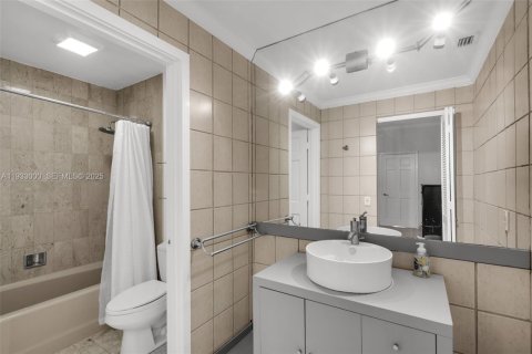 Condo in Miami Beach, Florida, 3 bedrooms  № 2053946 - photo 26
