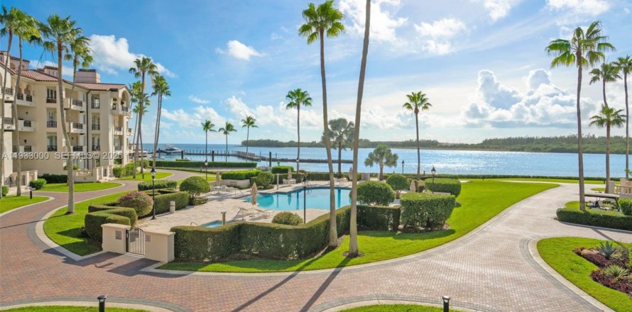 Condo in Miami Beach, Florida, 3 bedrooms  № 2053946