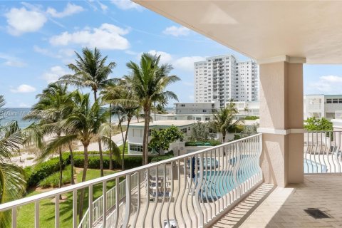 Condo in Lauderdale-by-the-Sea, Florida, 3 bedrooms  № 1928303 - photo 1
